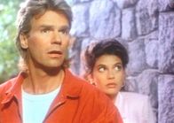 MacGyver – Penny (Teri Hatcher, r.) und MacGyver (Richard Dean Anderson, l.) haben ein verdächtiges Geräusch gehört.