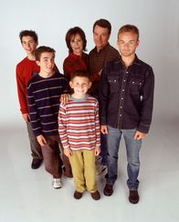 Malcolm mittendrin – (6. Staffel) - Die ganze Bande: Reese (Justin Berfield, l.), Francis (Christopher Masterson, r.), Hal (Bryan Cranston, 2.v.r.), Lois (Jane Kaczmarek, 3.v.r.), Malcolm (Frankie Muniz, 2.v.l.) und Dewey (Erik Per Sullivan, 3.v.l.) ...