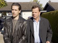 Mankells Wallander – Kommissar Wallander (Krister Henriksson) und sein Kollege Stefan Lindman (Ola Rapace, links) sind einem mutmaßlichen Mörder auf der Spur.