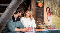 Sturm der Liebe – Valentina (Aylin Ravanyar, r.) bekommt mit, wie Greta (Laura Osswald, M.) und Noah (Christopher Jan Busse, l.) sich streiten.
