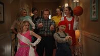 Willkommen bei den echten Louds – Vorne, v.li.: Lola Loud (Ella Allan), Lana Loud (Mia Allan). Hinter, v.li.: Leni Loud (Eva Carlton), Luna Loud (Sophia Woodward), Lynn Loud Sr. (Brian Stepanek), Luan Loud (Catherine Ashmore Bradley), Lynn Loud (Annaka Fourneret)