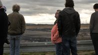 Lamarck – Familie vor Seelenlandschaft: So wie die Braunkohlebagger die Landschaft gezeichnet haben, hat das Leben seine Spuren in der Familie der Filmemacherin hinterlassen.