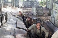 neoriginal: Pumpen – Anders als Flora (Lo Rivera, r.) sind Tom (Timur Bartels, l.) und Mia (Lotte Becker, M.) nicht so begeistert vom Survival-Parcours.