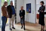 Die Rosenheim-Cops – Die Kommissare Winter (Vanessa Eckart, l.) und Stadler (Dieter Fischer) befragen im Beisein der Haushälterin Sybille Schwan (Elisabeth Thielemann, 2.v.r.) Karolin Graf (Natascha Paulick, r.), die Ehefrau des Opfers.