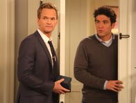 How I Met Your Mother – Kurz vor seiner Hochzeit mit Robin, beschuldigt Barney (Neil Patrick Harris, l.) Ted (Josh Radnor, r.), den Bro-Code gebrochen zu haben. Doch wie wird Ted darauf reagieren?; Kurz vor seiner Hochzeit mit Robin, beschuldigt Barney (Neil Patrick Harris, l.) Ted (Josh Radnor, r.), den Bro-Code gebrochen zu haben. Doch wie wird Ted darauf reagieren?