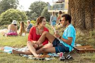 Für immer Freibad – Während der Sommer voranschreitet, nähern sich Mira (Anouk Elias, l.) und Simon (Tyrell Otoo, r.) weiter an.