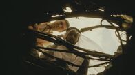 Mayday - Alarm im Cockpit – REENACTMENT - Bei der Untersuchung des Wracks von Saudia-Flug 163 entdecken die Ermittler (gespielt von Martin Sims und Farid Yazdani) ein Loch im Kabinenboden, das darauf hindeutet, dass das Feuer, das alle 301 Menschen an Bord getötet hat, möglicherweise im darunter liegenden Frachtraum ausgebrochen ist. (Cineflix 2023)