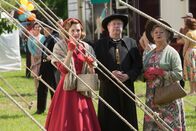 Father Brown – Lady Felicia (Nancy Carroll, l.), Father Brown (Mark Williams, m.) und Mrs McCarthy (Sorcha Cusack, r.) bestaunen das Treiben des Zirkus.