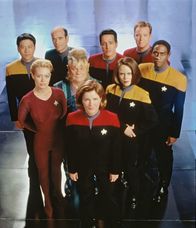 Star Trek - Raumschiff Voyager – Captain Janeway (Kate Mulgrew,m.) und die Crew der Voyager.