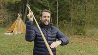 Terra X: Europa in ... – Jagen wie ein Eiszeitjäger: Mirko Drotschmann trainiert den Umgang mit einer Speerschleuder.