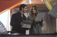 Scorpion – Paige (Katharine McPhee, r.) freut sich über Walters (Elyes Gabel, l.) kleine Fortschritte in Sachen Sozialverhalten, während die rein hypothetischen Fragen im Raum stehen, wen Toby als Trauzeugen wählen würde, wenn er einen brauchen würde und, ob Happy Paige als Trauzeugin nehmen würde, wenn sie eine benötigte ...