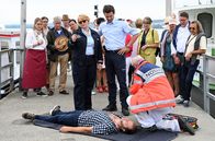 WaPo Bodensee – Armin Geiger (Daniel Stockhorst, im VG) hat den Sturz vom Ausflugsschiff in den Bodensee nicht überlebt. Nele Fehrenbach (Floriane Daniel, im VG l.) und Jakob Frings (Max König, im VG M.) bezweifeln, dass eine natürliche Todesursache vorliegt