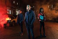 The Aliens – Grenzschützer Lewis (Michael Socha, M.) ist auch ein "Grenzgänger", denn er ist auch zur Hälfte ein Alien. So wie sein Arbeitskollege Dominic (Jim Howick, l.) und Lewis' Schwarm, die abgebrühte Lilyhot (Michaela Coel, r.).