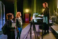 Der Alte – Dass Johanna Pollak (Genet Zegay, l.) und Michelle Weissenbach (Sinha Melina Gierke, M.) weiter an ihrem gemeinsamen Theaterstück arbeiten wollen, ist für Iris Leitner (Aglaia Szyszkowitz, r.) unfassbar.