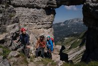 Die Bergretter – Auf der Suche nach ihrer gemeinsamen Tochter müssen Claudia (Daniela Schulz, l.) und David (Matthias Weidenhöfer, M.) ihre Differenzen beiseite legen und mit Markus (Sebastian Ströbel, r.) an einem Strang ziehen.