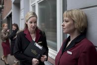 Mit geradem Rücken – Erst im Gespräch mit Vera Lagner (Floriane Daniel, r.) wird Hella (Ann Kathrin Kramer, l.) klar, dass Jakob Braunstein sie mit der Beförderung mundtot machen möchte. Doch kaufen lässt sich die alleinerziehende Mutter nicht ...