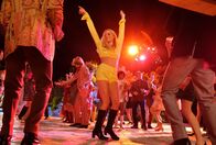 Filmnacht im ZDF: Once Upon a Time in ... Hollywood – Sharon Tate (Margot Robbie, M.), Schauspielerin und Frau von Roman Polanski, ist der Star auf den Partys in den Hügeln von Beverly Hills.