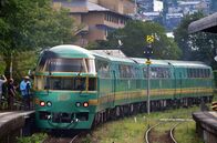 alpha-expedition: Mit dem Zug ... – Der "Yufuin no Mori", ein Expresszug, der von Hakata Station in den Thermalbadeort Yufuin fährt.