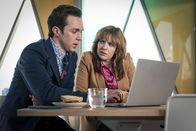 Spreadsheet – Alex (Rowan Witt, l.); Lauren (Katherine Parkinson, r.)