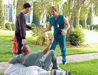 Scrubs - Die Anfänger – (v.li.) Zach Braff (John 'J.D.' Dorian), Donald Faison (Chris Turk), Robert Maschio (Dr. Todd Quinlan).
