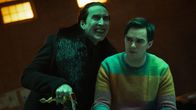 Renfield – Dracula (Nicolas Cage, l.); Renfield (Nicholas Hoult, r.)