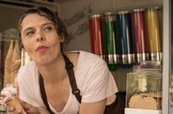 Tatort – Die Eisverkäuferin Olga (Margarita Breitkreiz) steht wie immer mit ihrem Wagen in der Kleingarten-Kolonie.