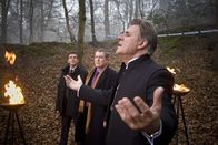 Inspector Barnaby – DS Ben Jones (Jason Hughes, l.), DCI Tom Barnaby (John Nettles, M.) und Cyrus LeVanu (Jeroen Krabbé, r.).