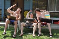 The Middle – Sean (Beau Wirick, l.), Darrin (John Gammon, M.) und Axl (Charlie McDermott, r.) haben eine geniale Idee, wie sie unabhängig von Vorgesetzten Geld verdienen können. Unterdessen verfällt Frankie in Panik, als sie hört, dass Mikes Bruder seine Hochzeit in ihrem Haus feiern will ...