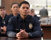 The Rookie – Im Police Department von Mid-Wilshire stellen sich zwei neue Rookies, Miles Penn (Deric Augustine, r.) und Seth Ridley vor, die unterschiedlicher nicht sein könnten.