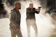 S.W.A.T. – L - R: Shemar Moore als Sergeant Daniel 'Hondo' Harrelson, Patrick St. Esprit als Commander Robert 'Bob' Hicks