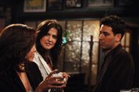How I Met Your Mother – Ted (Josh Radnor, r.) versucht alles, um Robin (Cobie Smulders, M.) von sich zu überzeugen. Doch wird er Erfolg haben?