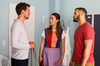 Bettys Diagnose – Von links: Dr. Julius Walden (Constantin Lücke), Elisabeth "Betty" Hertz (Henrike Hahn), Dr. Tarik Şahin (Nicolas Fethi Türksever)