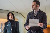 Elementary – Watson (Lucy Liu, l.) und Holmes (Jonny Lee Miller, r.) konfrontieren den Kunsthändler Jacob Weiss mit ihrem Verdacht, er habe in großem Stil Gelder unterschlagen ...