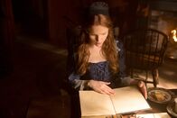 Salem – Anne (Tamzin Merchant) geht ihren Kräften mit Hilfe eines mysteriösen Buches von Mary auf den Grund. Mit fatalen Folgen ...