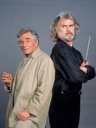 Columbo – Hollywood-Komponist Findlay Crawford (Billy Connolly, re.) hat einen raffinierten Plan entwickelt, um seinen jungen Rivalen aus dem Weg zu räumen. Doch da hat er die Rechnung ohne Lieutenant Columbo (Peter Falk) gemacht...