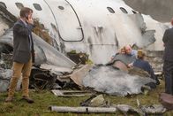 Mayday - Alarm im Cockpit – Passagiere versuchen sich warmzuhalten, während ein Insasse Rettungskräfte kontaktiert.