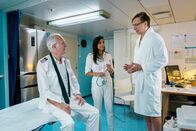 Das Traumschiff – Dr. Jessica Delgado (Collien Ulmen-Fernandes, M.) hat alle Hände voll zu tun, die beiden Hypochonder Oskar Schifferle (Harald Schmidt, l.) und Jens Kessler (Ingolf Lück, r.) zu beruhigen.