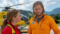 Die Bergretter – Markus (Sebastian Ströbel) hat nicht von Katharina (Luise Bähr) persönlich erfahren, dass sie schwanger ist. Es kommt nun zu einer Aussprache.