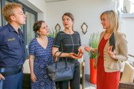 Die Rosenheim-Cops – Die Rosenheimer Mordkommission ermittelt im Fall eines ermordeten Architekten. Polizist Mohr (Max Müller, l.) und Kommissarin Danner (Katharina Abt, r.) befragen Emilia Huber (Marion Niederländer, 2.v.l.) und Sigrid Weierer (Julia Rosa Stöckl, 2.v.r.).