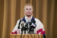 I, Tonya – Nach Vorwürfen muss sich Tonya (Margot Robbie) zum Attentat auf ihre Konkurrentin äußern.