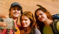 127 Hours – Während er mit dem Leben kämpft, stellt sich Aron Ralston (James Franco, l.) die Frage, ob Kristi (Kate Mara, M.) und Megan (Amber Tamblyn, r.) die letzten Menschen sind, die er in seinem Leben gesehen hat ...