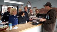 SOKO Wismar – Im Revier liefert heute ein anderer Fahrer die Pizza für die SOKO-Kollegen Leena Virtanen (Li Hagman, l.), Katrin Börensen (Claudia Schmutzler, 2.v.l.), Kai Timmermann (Mathias Junge, 3.v.l.), Jan Reuter (Udo Kroschwald, 3.v.r.), Nils Theede (Jonas Laux, 2.v.r.) und Bernd Schönweitz (Marcel Glauche, r.) aus, denn Stammfahrer Lars Nibbecke wurde in der Nacht ausgeraubt und brutal erschlagen. Gezielt wurde er durch eine falsche Bestellung an einen einsamen Ort gelockt. Ein besonders kaltblütiger Raubüberfall, oder stecken hinter dem Mord persönliche Motive? (Rest: Komparsen)