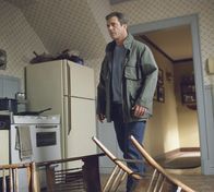 Signs - Zeichen – Als der Farmer und ehemalige Priester Graham Hess (Mel Gibson) auf seinen Feldern riesige symmetrische Formationen entdeckt, die kaum von Menschenhand stammen können, ahnt er noch nicht, dass nun ein gnadenloser Überlebenskampf beginnt ...