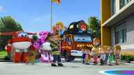Super Wings – Lukas freut sich, dass sein Vater in die Schule kommt.
