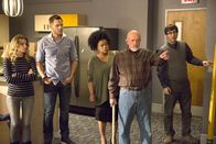Community – Können sie Greendale aus den Händen der Fastfoodkette Subway befreien? Britta (Gillian Jacobs, l.), Jeff (Joel McHale, 2.v.l.), Shirley (Yvette Nicole Brown, M.), Hickey (Jonathan Banks, 2.v.r.) und Duncan (John Oliver, r.) geben ihr Bestes ...; Können sie Greendale aus den Händen der Fastfoodkette Subway befreien? Britta (Gillian Jacobs, l.), Jeff (Joel McHale, 2.v.l.), Shirley (Yvette Nicole Brown, M.), Hickey (Jonathan Banks, 2.v.r.) und Duncan (John Oliver, r.) geben ihr Bestes ...