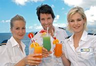 Unter weißen Segeln – Lisa (Ivonne Schönherr, re.), Kerstin (Esther Seibt) und Martin (Roman Rossa) gehören zur Crew der "Royal Clipper".