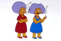 Die Simpsons – (9. Staffel) - Die unschlagbaren Schwestern von Marge: Patty Bouvier (l.) und Selma Bouvier (r.).