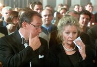 Polizeiruf 110 – MDR Fernsehen POLIZEIRUF 110, "Bis zur letzten Sekunde" Uhr. Während der Trauung von Herbert Schmückes (Jaecki Schwarz) Patenkind kann Schmückes Lebensgefährtin Edith Reger (Marita Böhme) die Tränen der Rührung kaum verbergen.