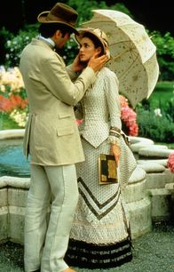 Zeit der Unschuld – Die Liebe zwischen dem jungen Anwalt Newland Archer (Daniel Day-Lewis, l.) und der hübschen May Welland (Winona Ryder, r.) scheint unendlich ...