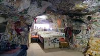 World's most Extreme – Leben im Untergrund: Bei Temperaturen von bis zu 50 Grad Celsius im Schatten wohnt die Hälfte der Einwohner von Coober Pedy in Australien lieber "down under". Die in den Sandstein gegrabenen Unterkünfte sind zu jeder Jahreszeit angenehm temperiert.